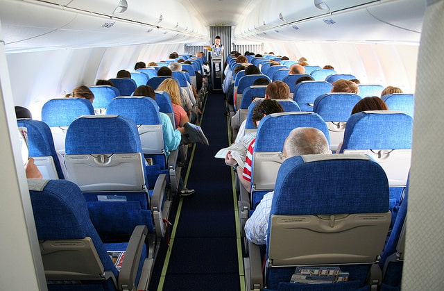 Hành khách trong khoang cabin của máy bay