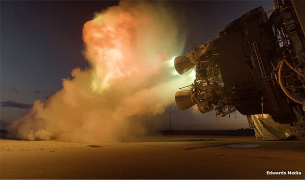 Bốn động cơ Firefly Reaver cung cấp năng lượng cho giai đoạn đầu tiên của phương tiện phóng Firefly Alpha. Một thử nghiệm động cơ được biểu diễn ở đây. Hình ảnh do Edwards Media cung cấp thông qua Firefly Aerospace.